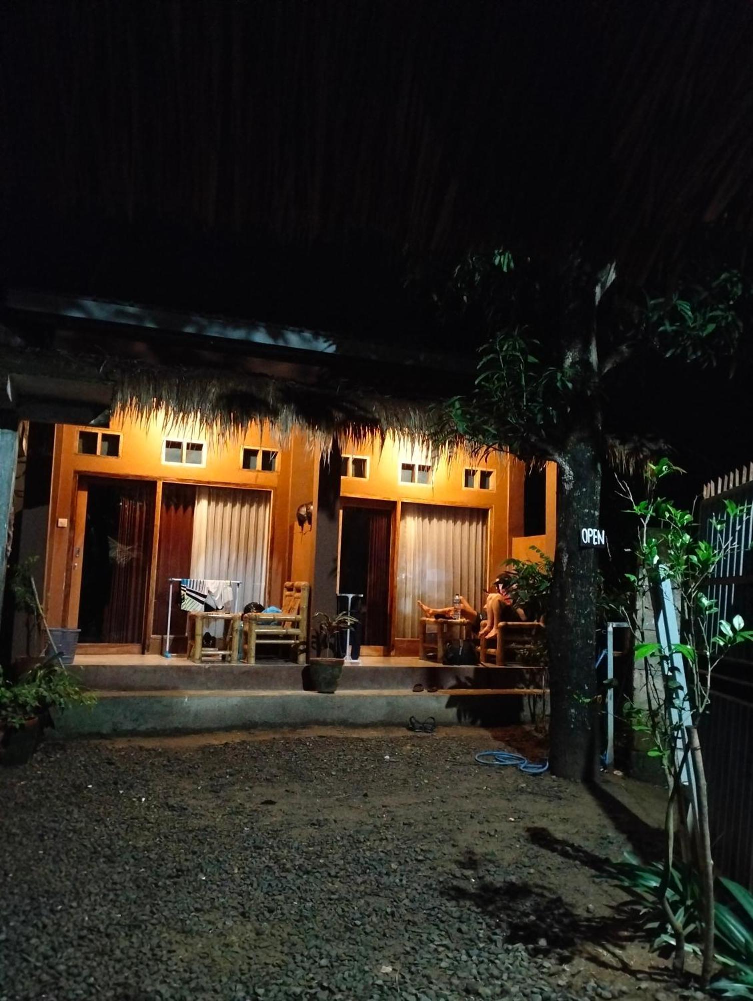Fullmoon Homestay Kuta  Eksteriør billede